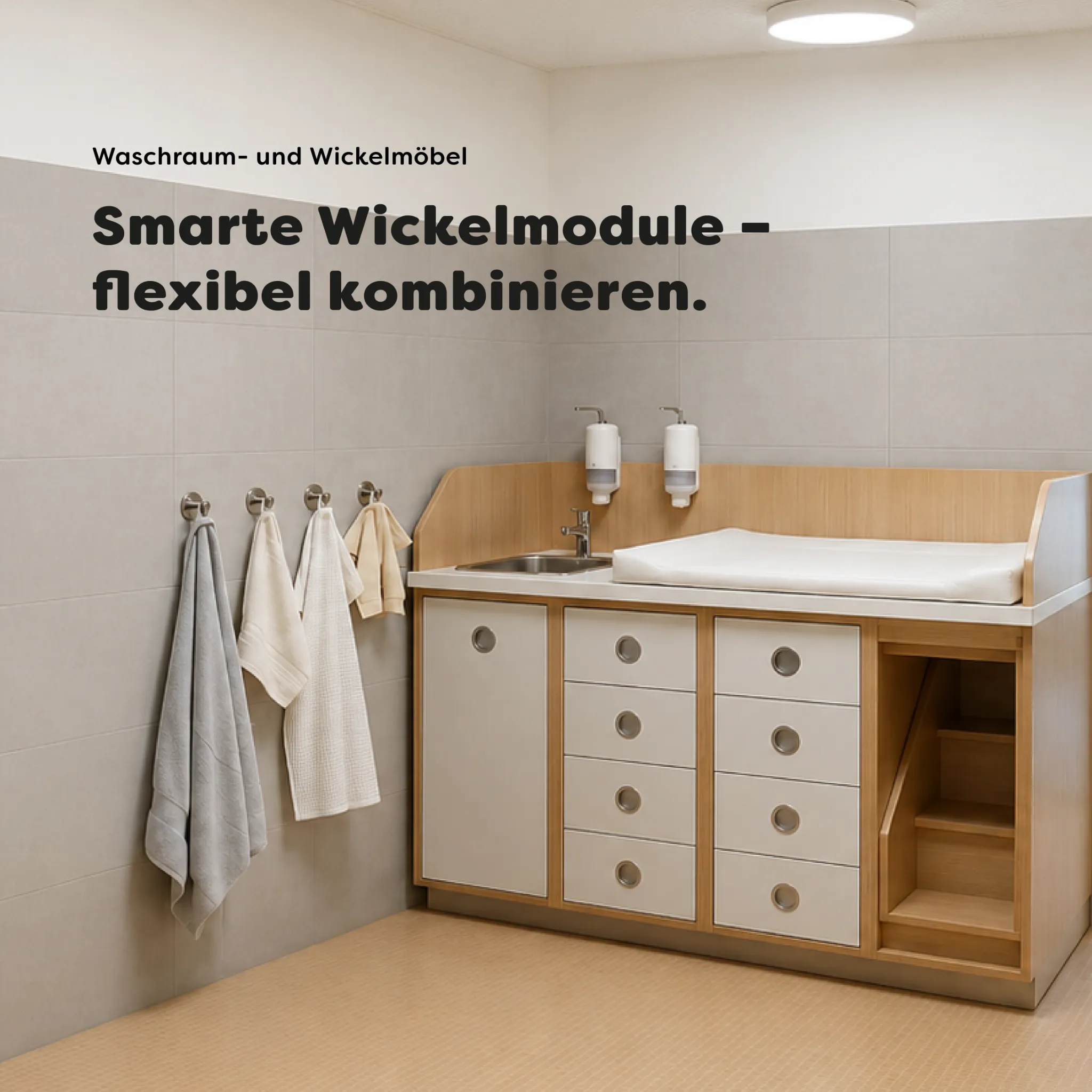 Modulare Wickelkommode für Kita mit Waschbecken, Wickelauflage, Schubladen, Schrank und Aufstieg für einen strukturierten Wickelbereich.