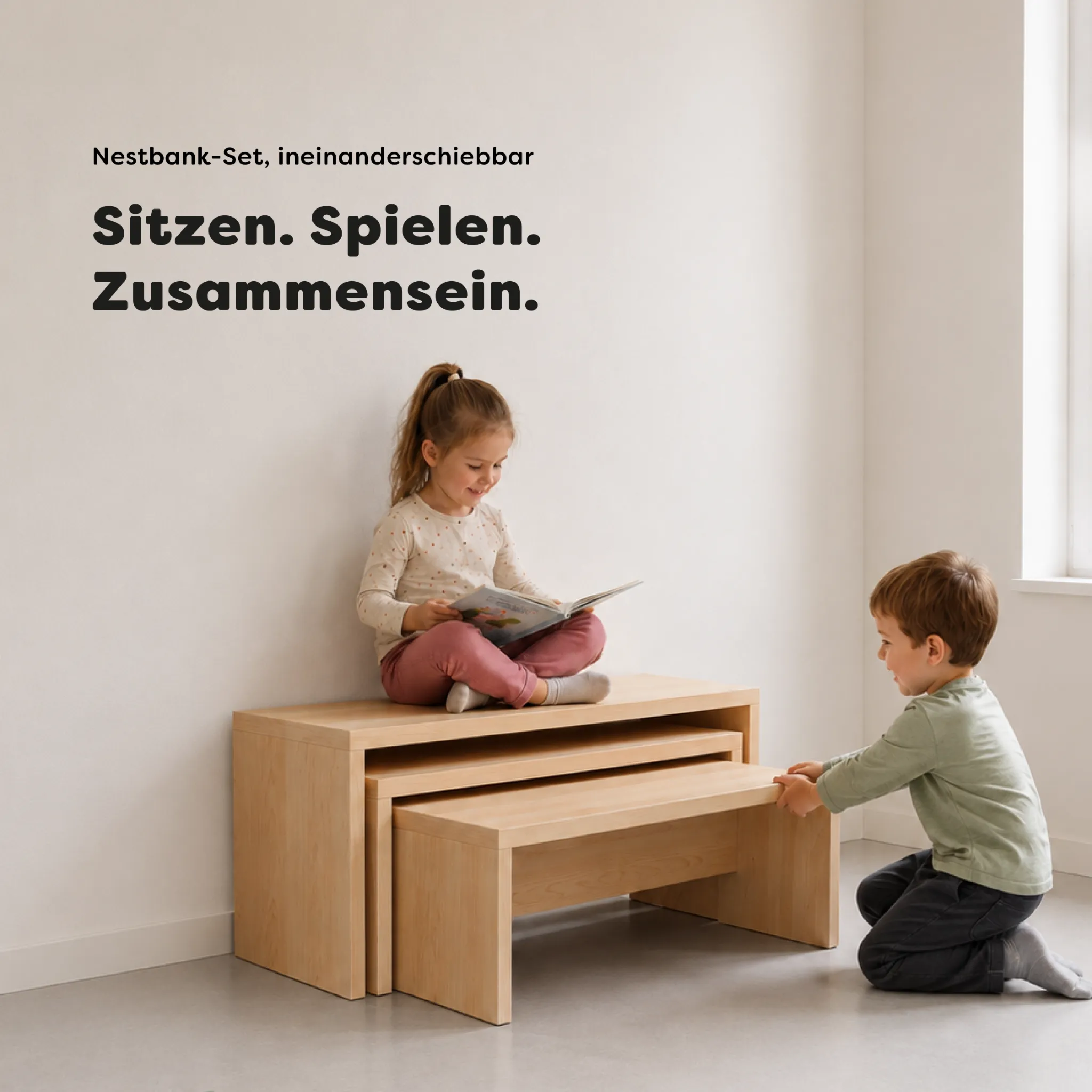Zwei Kinder nutzen ein ineinanderschiebbares Nestbank-Set aus Holzbänken zum Sitzen und Lesen im Gruppenraum einer Kita.