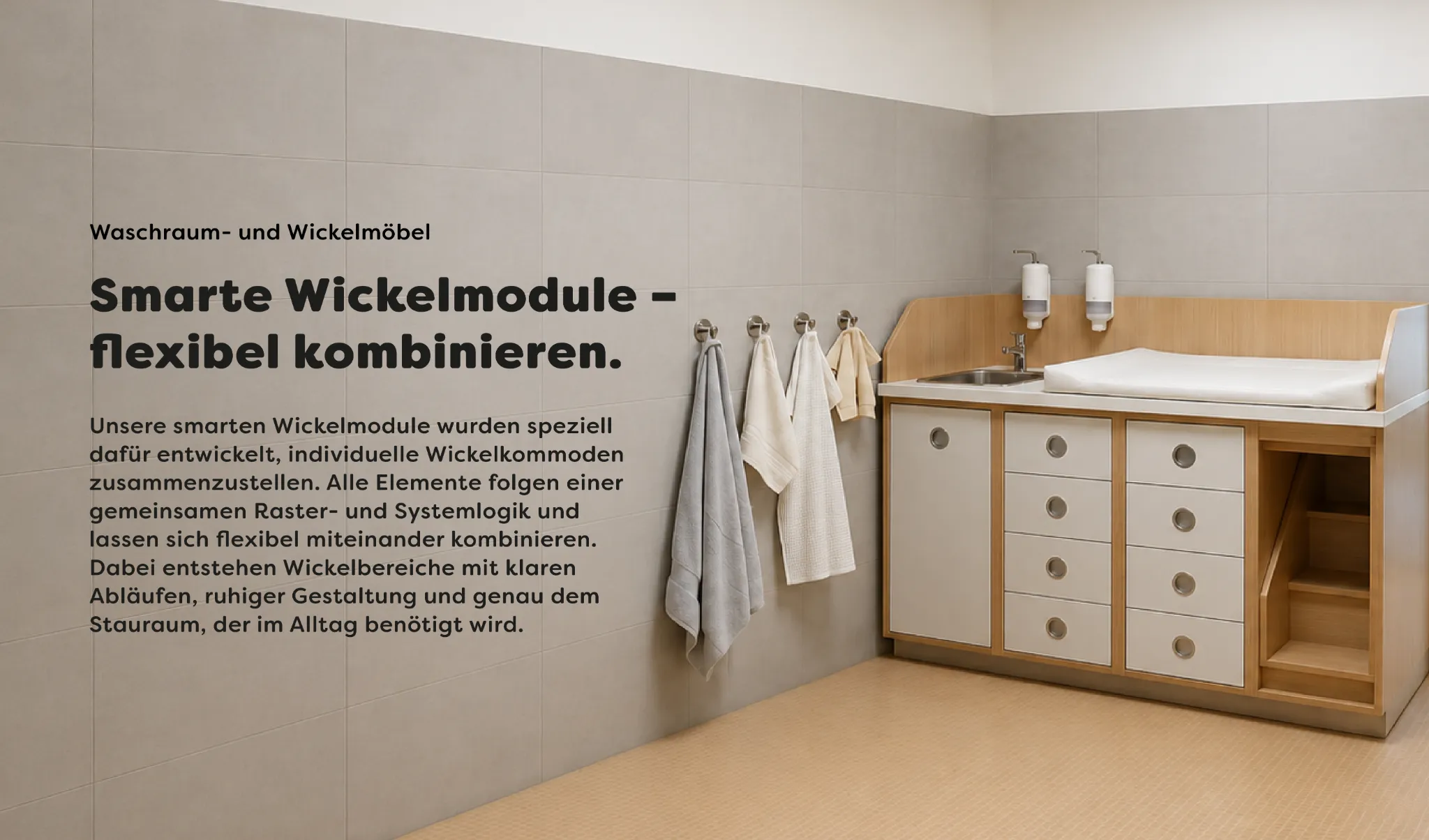 Modulare Wickelkommode für Kita mit Waschbecken, Wickelauflage, Schubladen, Schrank und Aufstieg für einen strukturierten Wickelbereich.