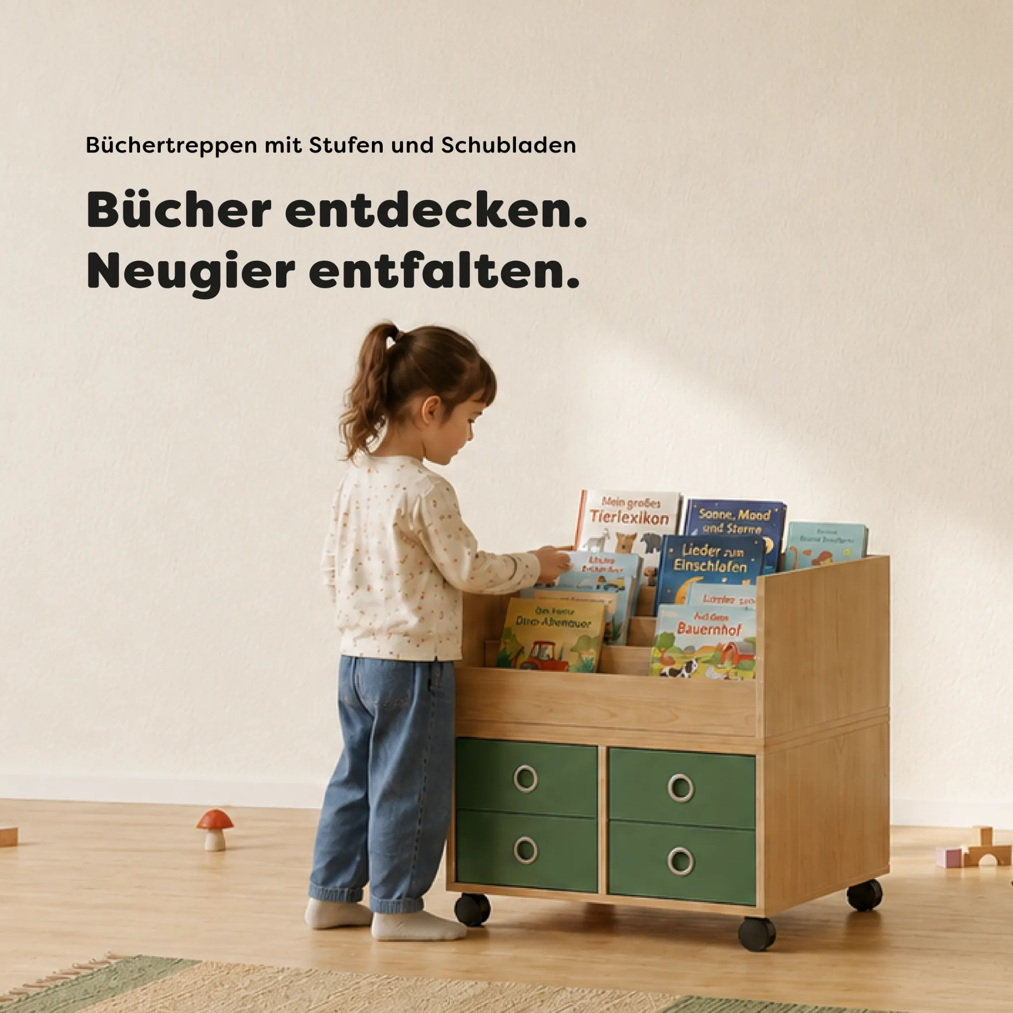 Kind wählt ein Buch aus einer mobilen Büchertreppe für Kita und Kindergarten mit gestuften Buchablagen und Schubladen.