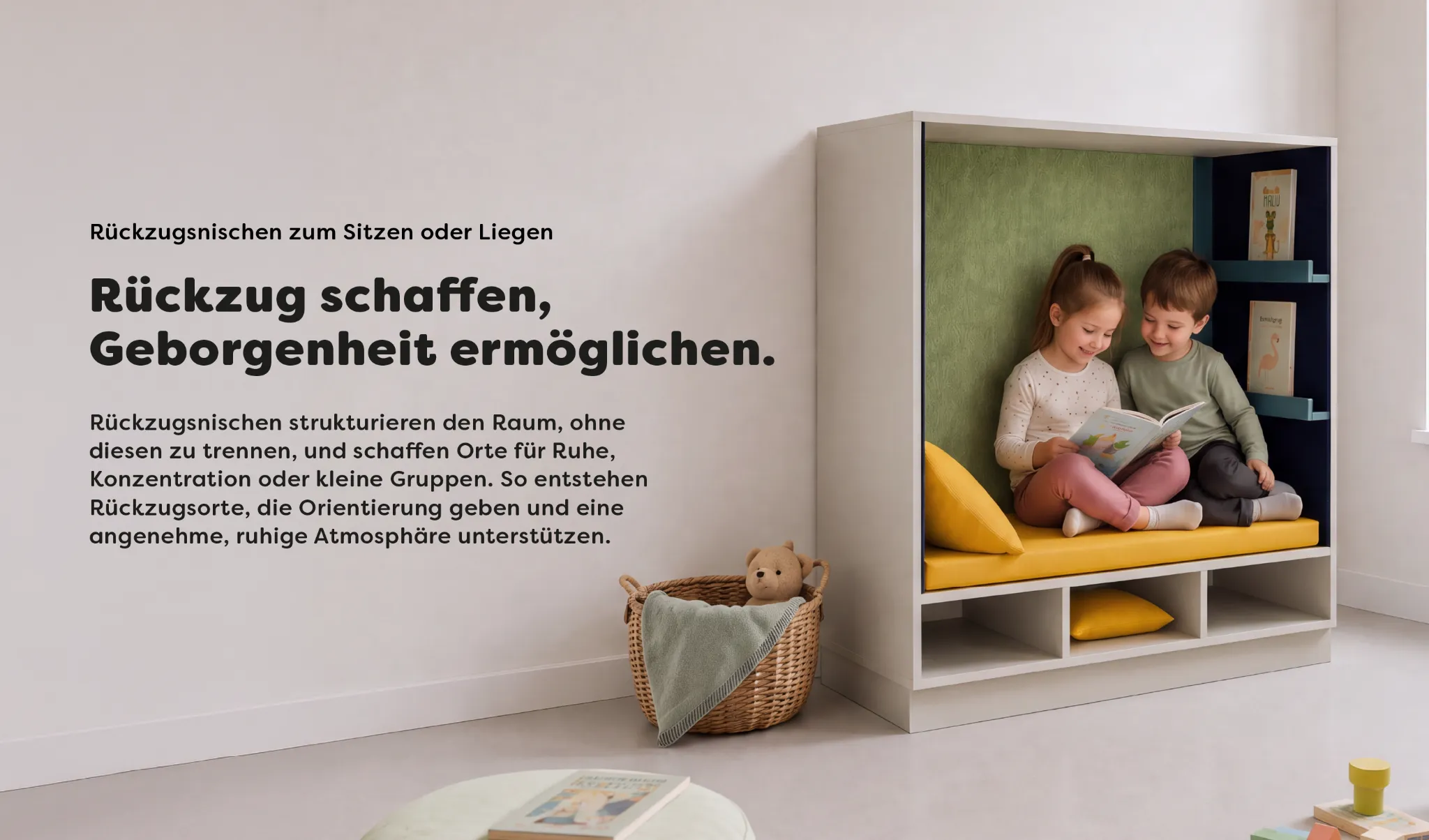 Zwei Kinder lesen gemeinsam in einer gepolsterten Rückzugsnische für Kita und Kindergarten mit integriertem Bücherregal und Stauraum.