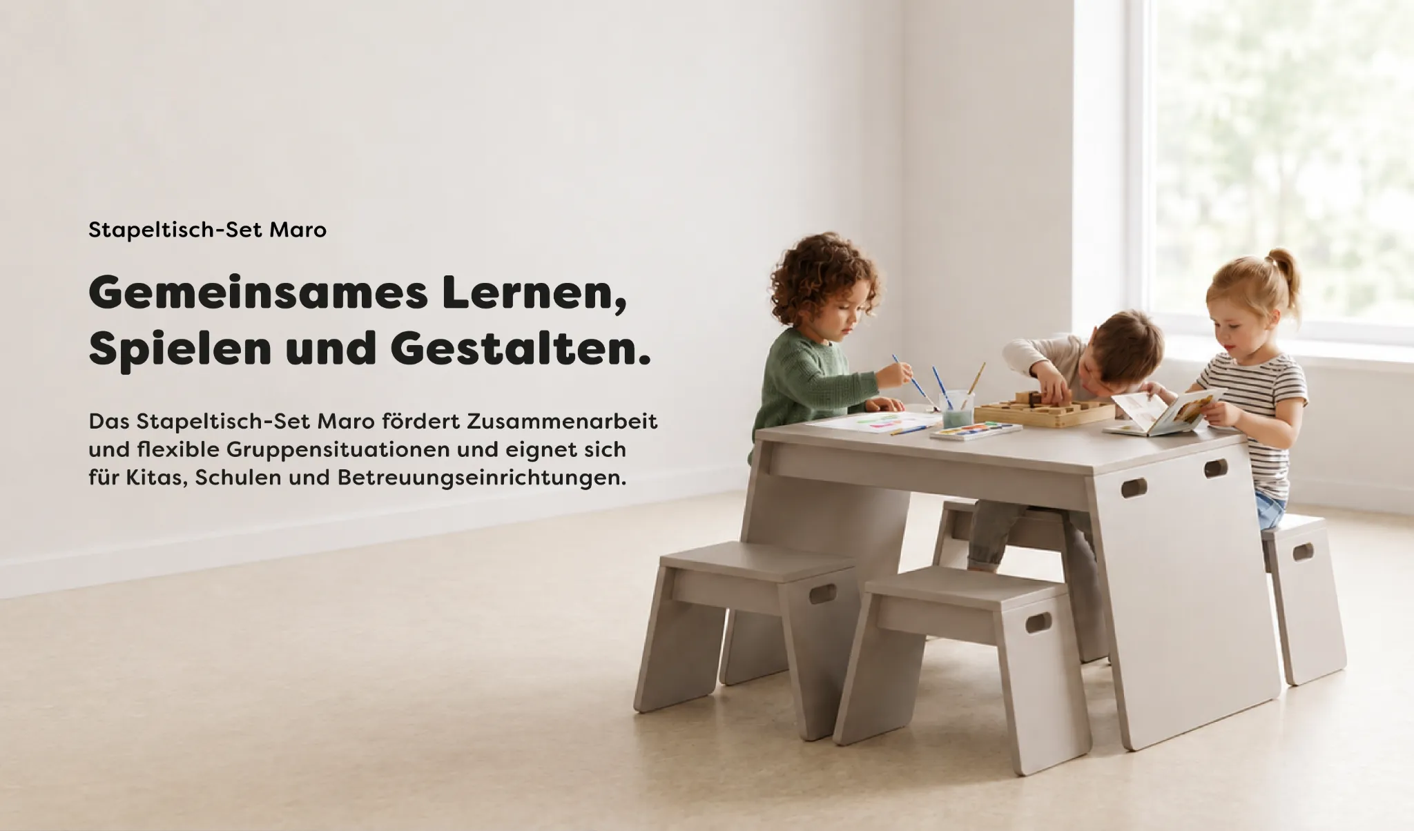 Drei Kinder spielen, malen und lesen am Stapeltisch-Set Maro mit platzsparend stapelbaren Sitzmöbeln für Kita und Schule.