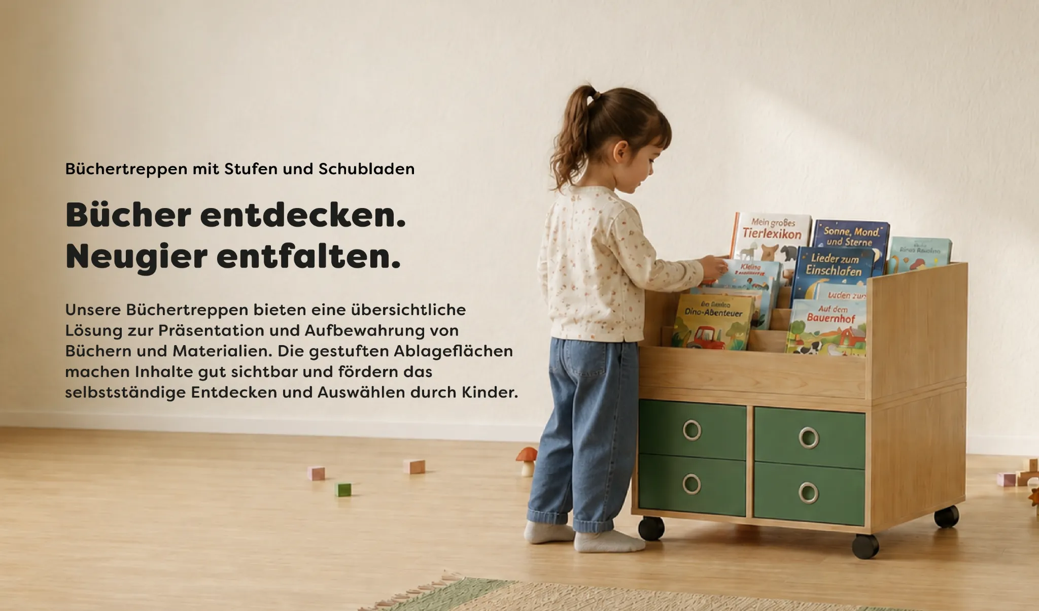 Kind wählt ein Buch aus einer mobilen Büchertreppe für Kita und Kindergarten mit gestuften Buchablagen und Schubladen.