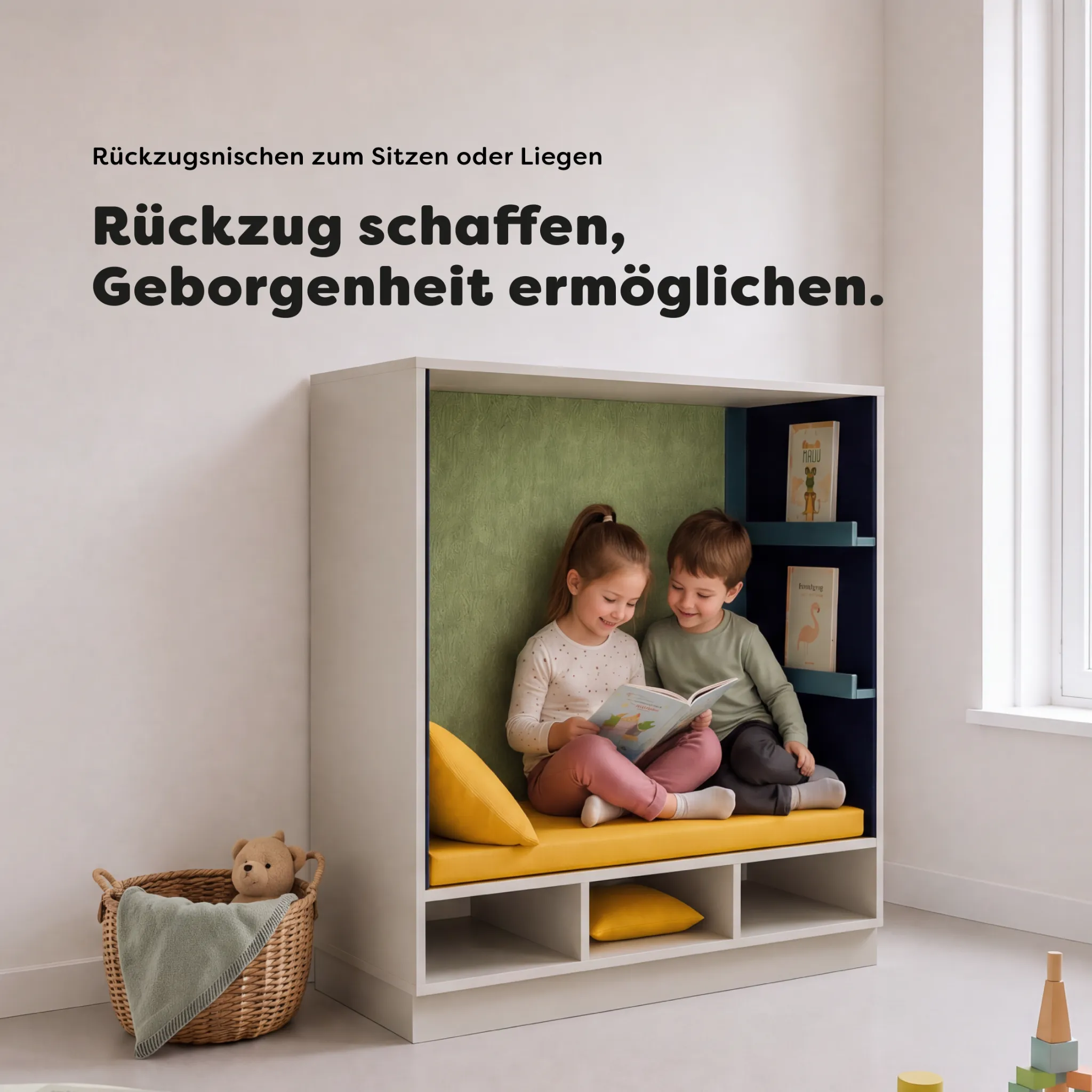 Zwei Kinder lesen gemeinsam in einer gepolsterten Rückzugsnische für Kita und Kindergarten mit integriertem Bücherregal und Stauraum.