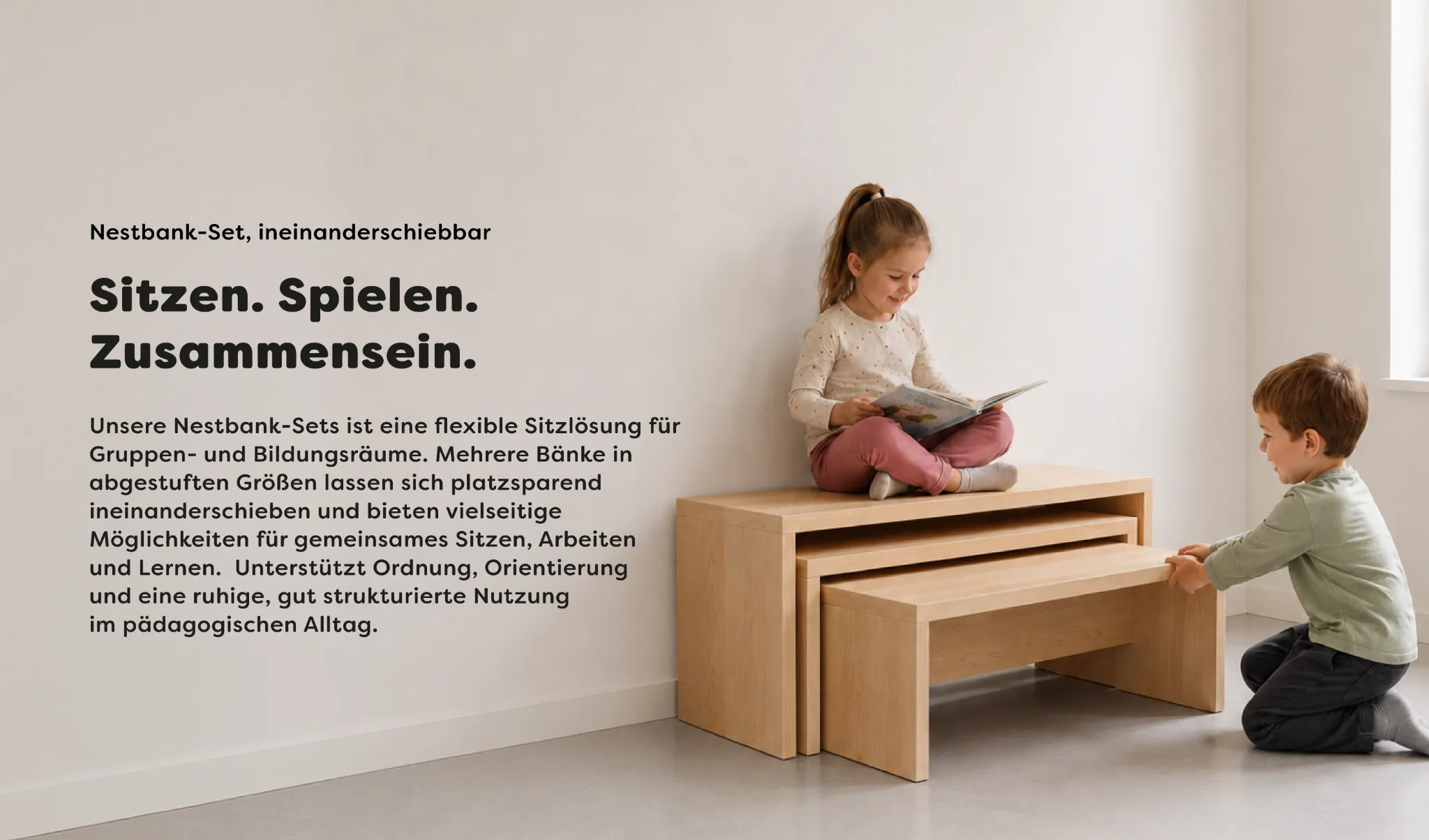 Zwei Kinder nutzen ein ineinanderschiebbares Nestbank-Set aus Holzbänken zum Sitzen und Lesen im Gruppenraum einer Kita.