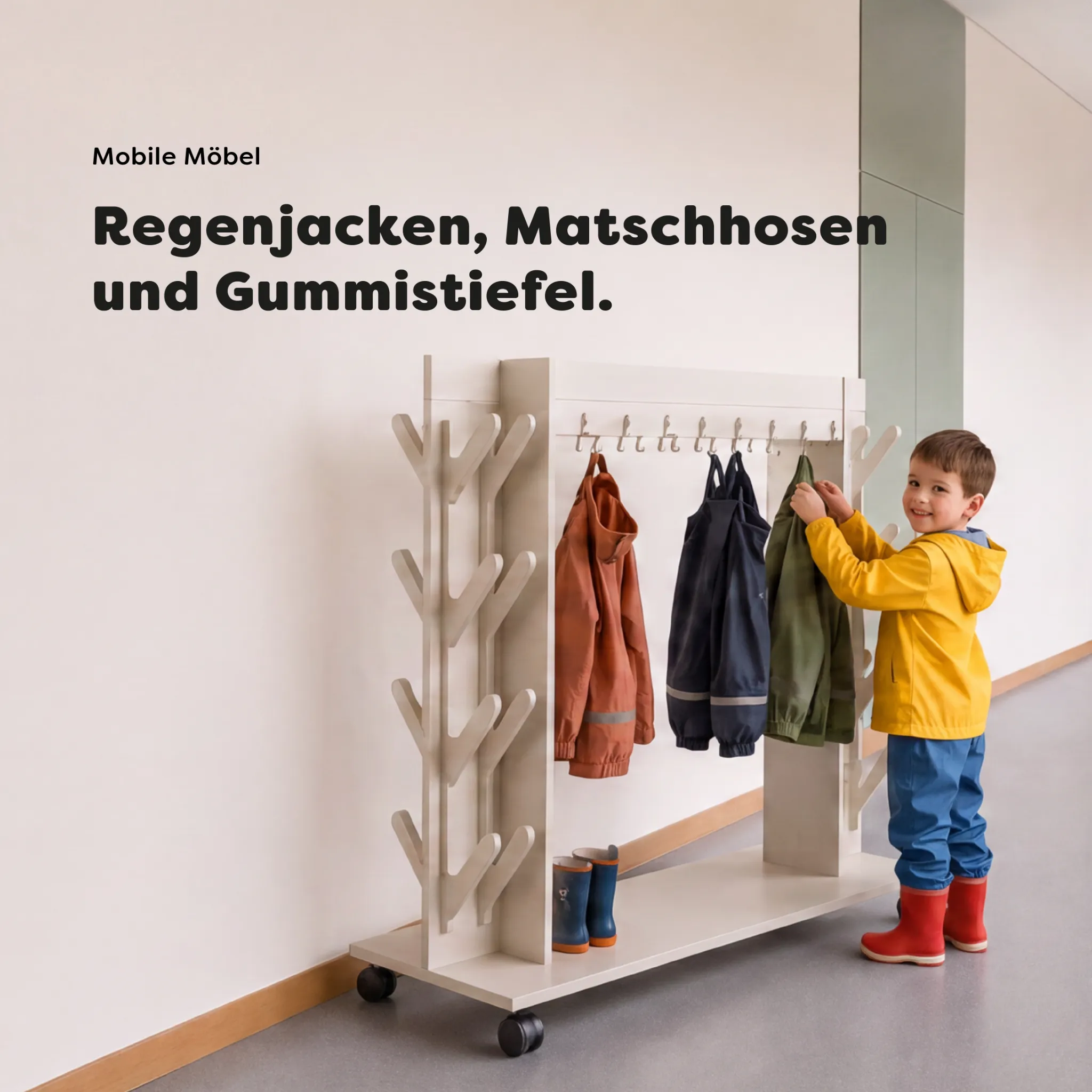 Kind an einem mobilen Garderobenwagen für Kita und Kindergarten mit Kleiderhaken, Ablage und Rollen für flexibel nutzbare Garderobenbereiche.